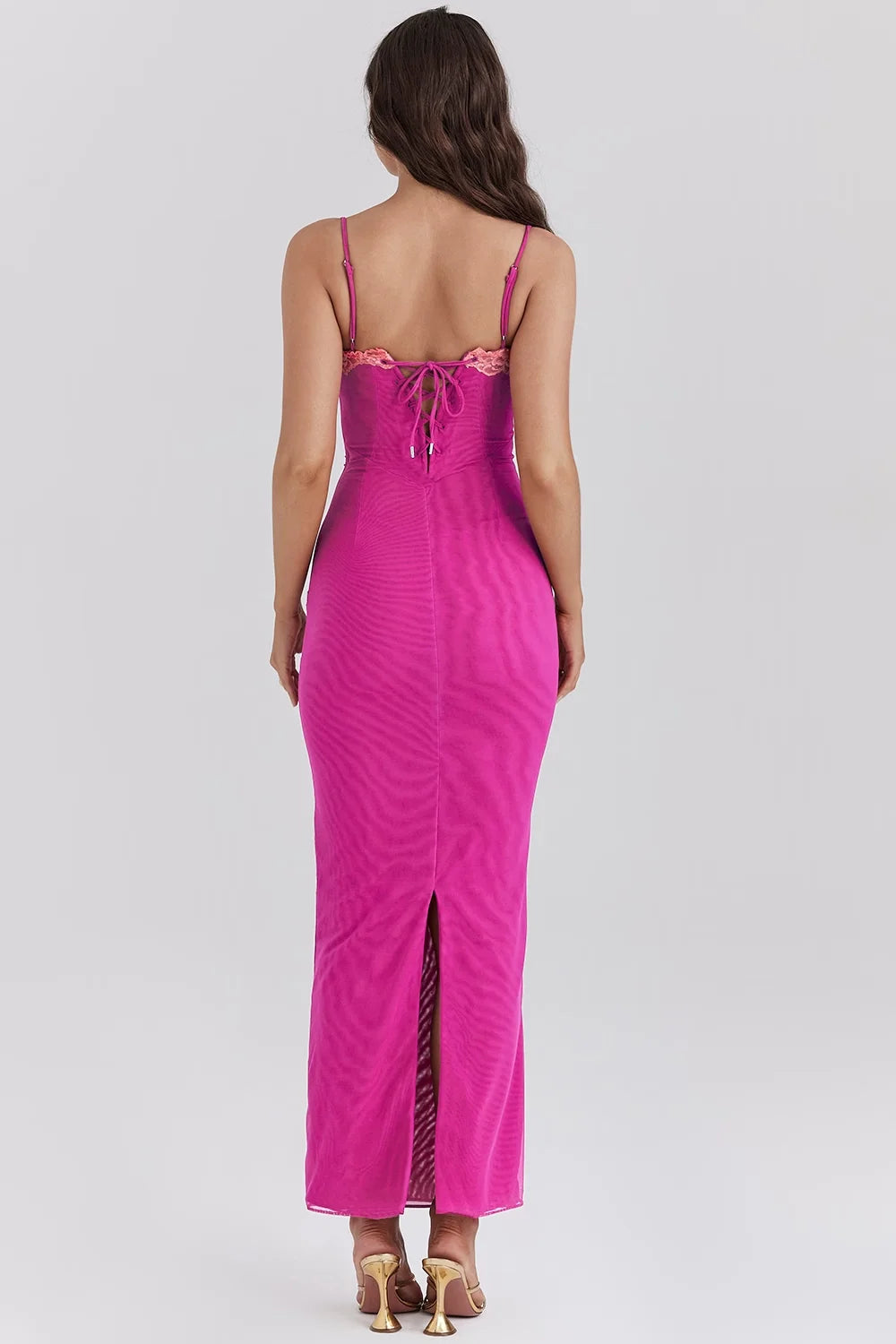 Form-fitting midi dress in Sonja with elegant lace accents, perfect for a chic yet timeless look.