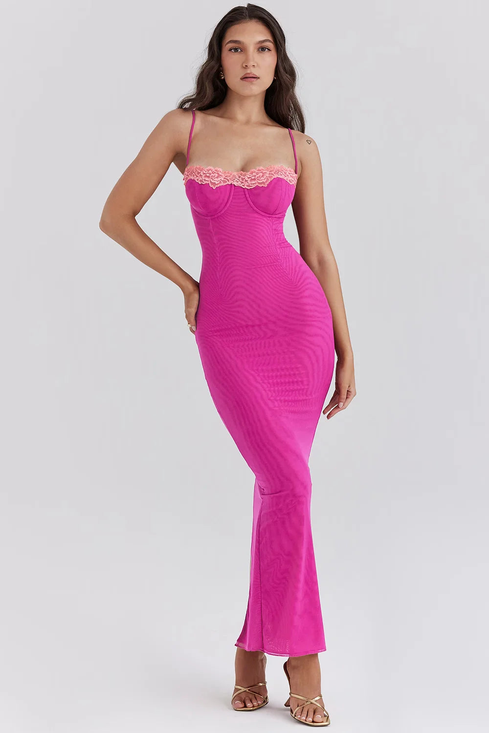 Pink midi dress with lace accents, made with form-fitting Sonja fabric. Feminine and elegant, perfect for special occasions.