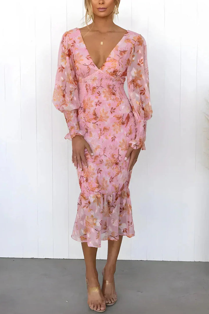 Pink midi dress with floral print and sleeves, perfect for a feminine and elegant look.