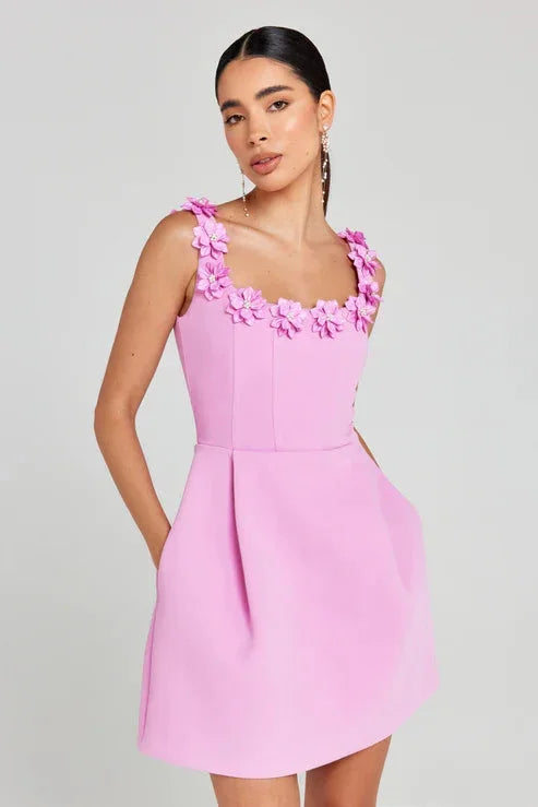"Sleeveless pink dress with Avanna floral details, perfect for a chic and feminine look."