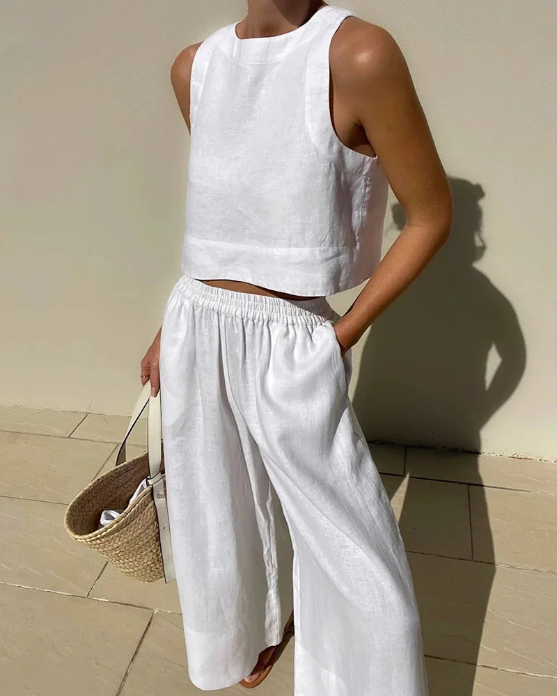 White sleeveless top and flowing pants set, perfect for a casual summer look. Made from lightweight fabric with a relaxed…