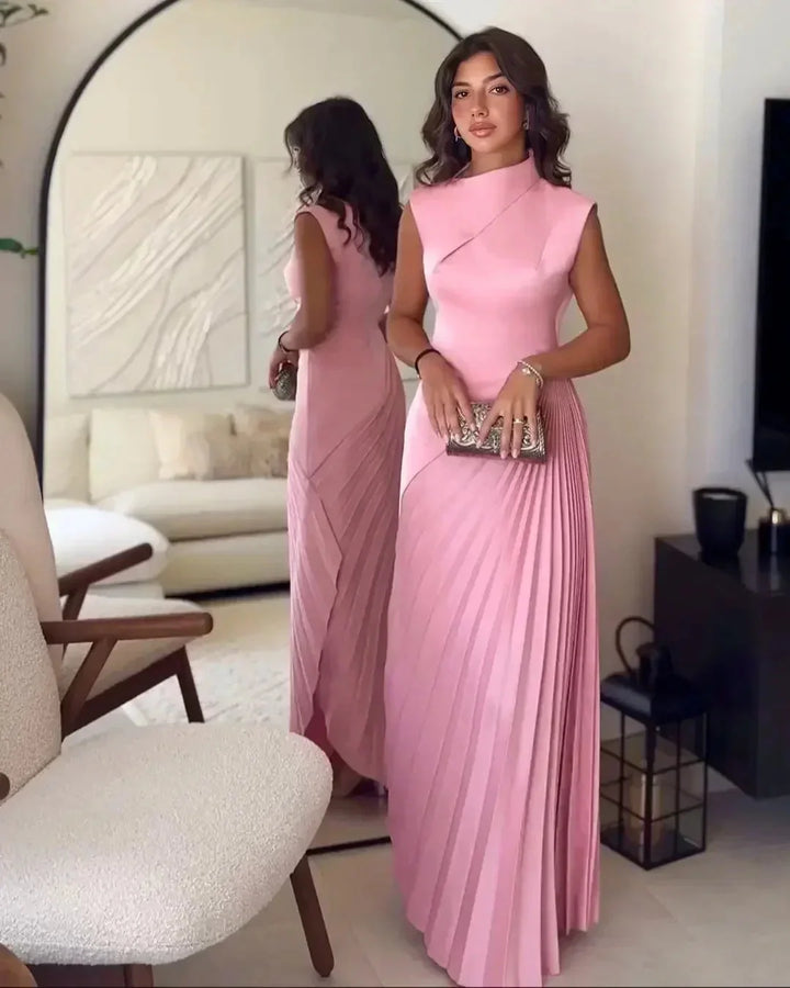 Pink pleated midi dress in a sleek design by Kamora, perfect for any occasion. Made of high-quality, flowy fabric for an…