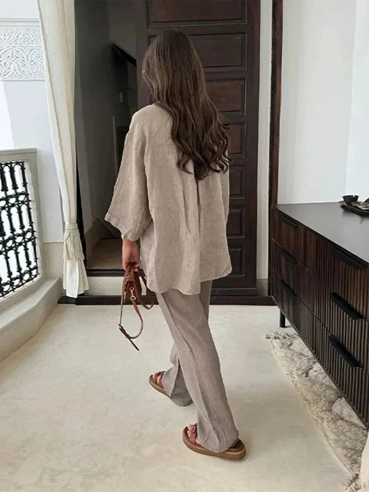 Two-piece set made from soft Elva fabric, designed for comfort and versatile style.