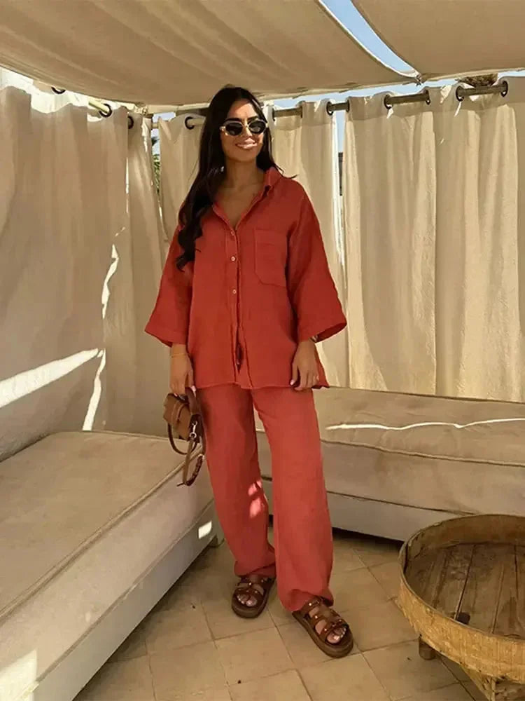 Two-piece set in Elva color, designed for comfort with a versatile style. Made with soft, stretchy fabric for all-day wear.