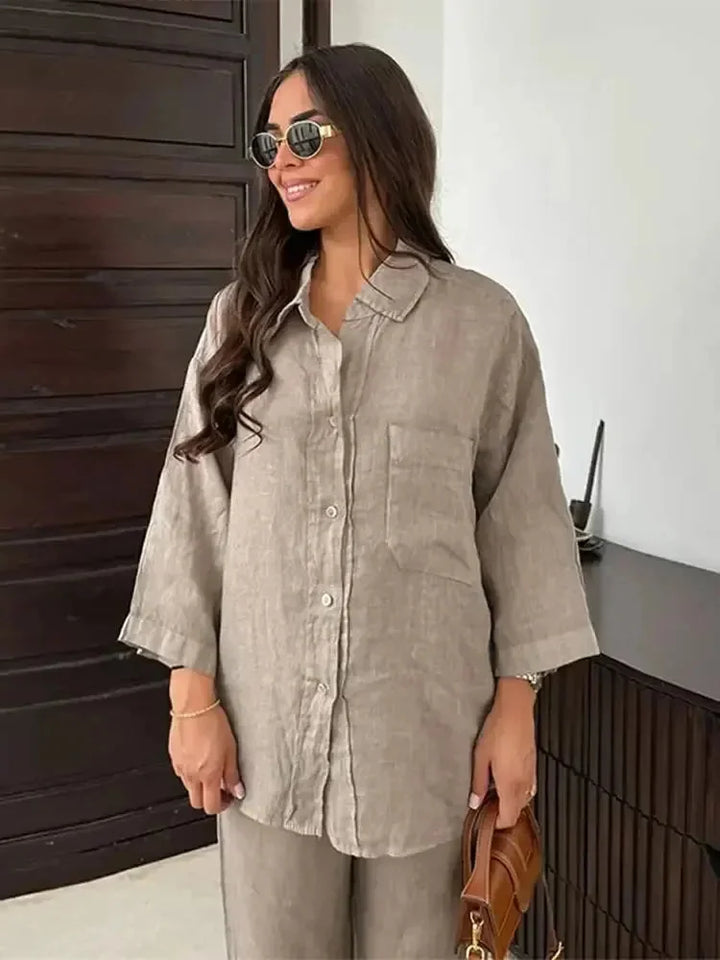 Grey two-piece set 'Elva' made of soft jersey fabric with relaxed fit top and drawstring waist pants. Versatile and…