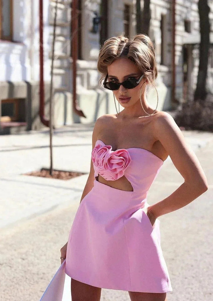 Strapless mini dress with floral accent in Kaileen material, perfect for special occasions or evenings out.