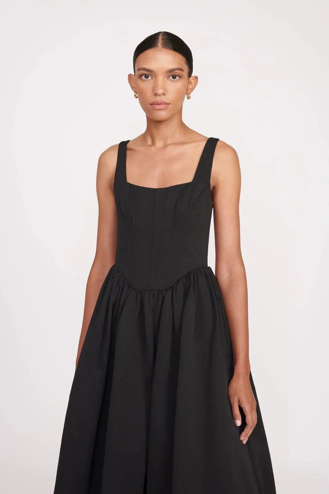 "Sleeveless black midi dress with square neckline, perfect for any occasion. Made with high-quality stretch fabric for a…