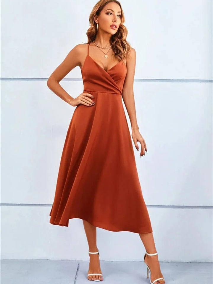 "Sleeveless silk midi dress in solid color, with adjustable straps for a comfortable fit"
