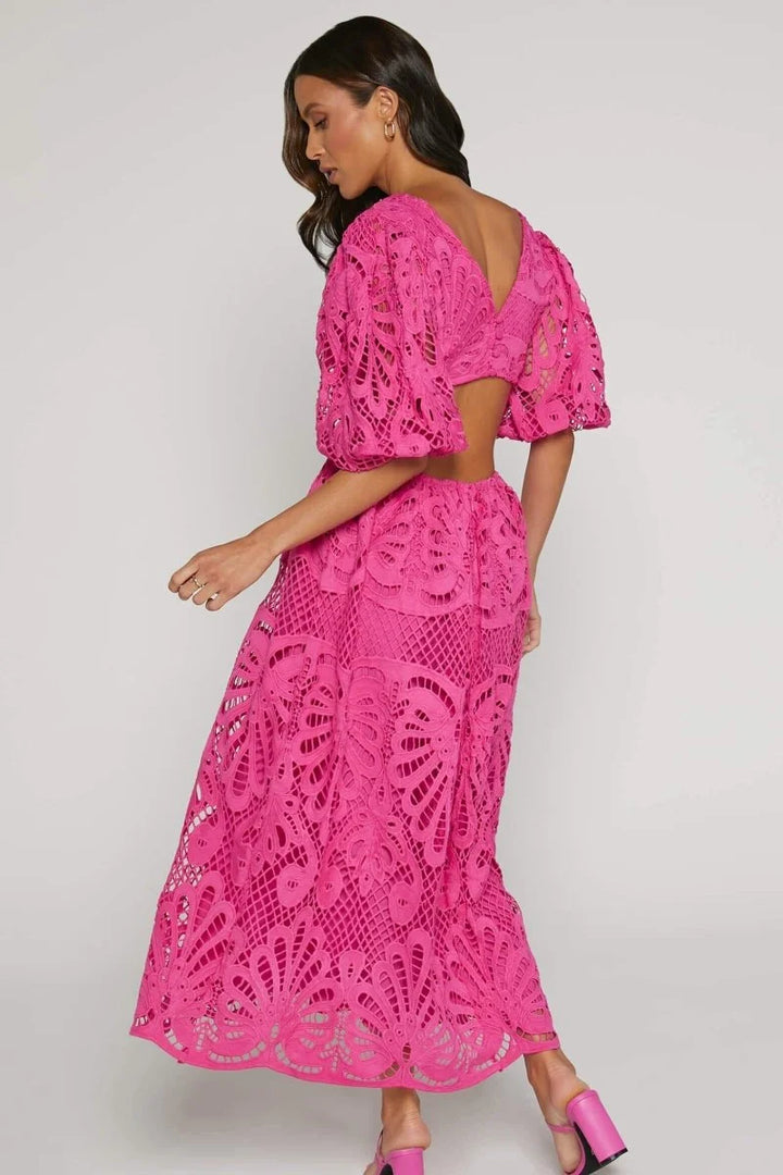 "Roslyn - Mid-length lace dress with V-neckline in delicate lace fabric, perfect for elegant occasions."