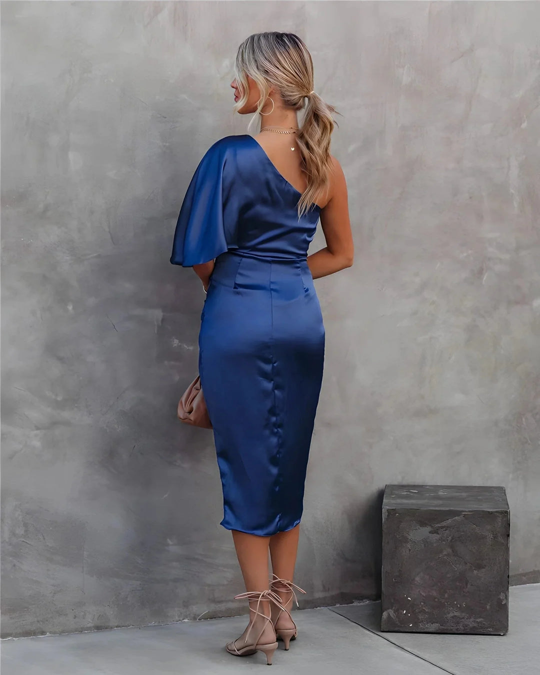Black midi dress with draped design, perfect for formal occasions. Lightweight and flowy fabric with elegant Janessa neck…
