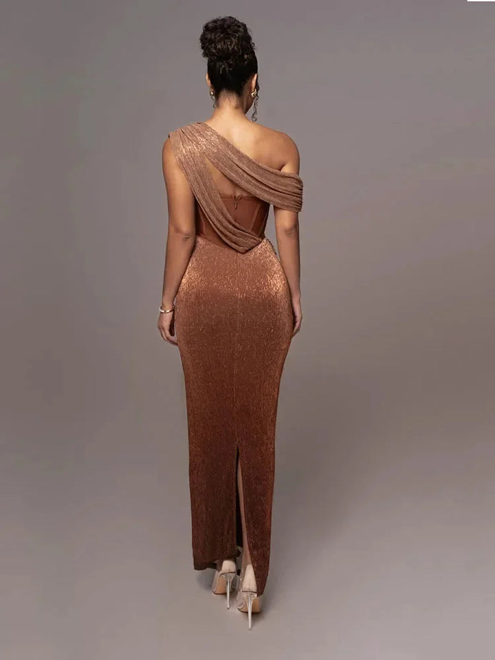 "Lynnlee evening dress in shimmering fabric with an asymmetric design, perfect for special occasions and formal events."