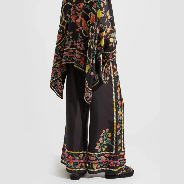 "Aryiah bohemian set in light fabric, perfect for spring days. Includes versatile pieces with intricate patterns and earthy…