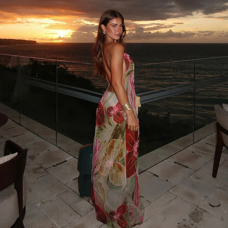 Sleeveless dress with floral design in Olyvia. Made of lightweight cotton blend, perfect for summer days.