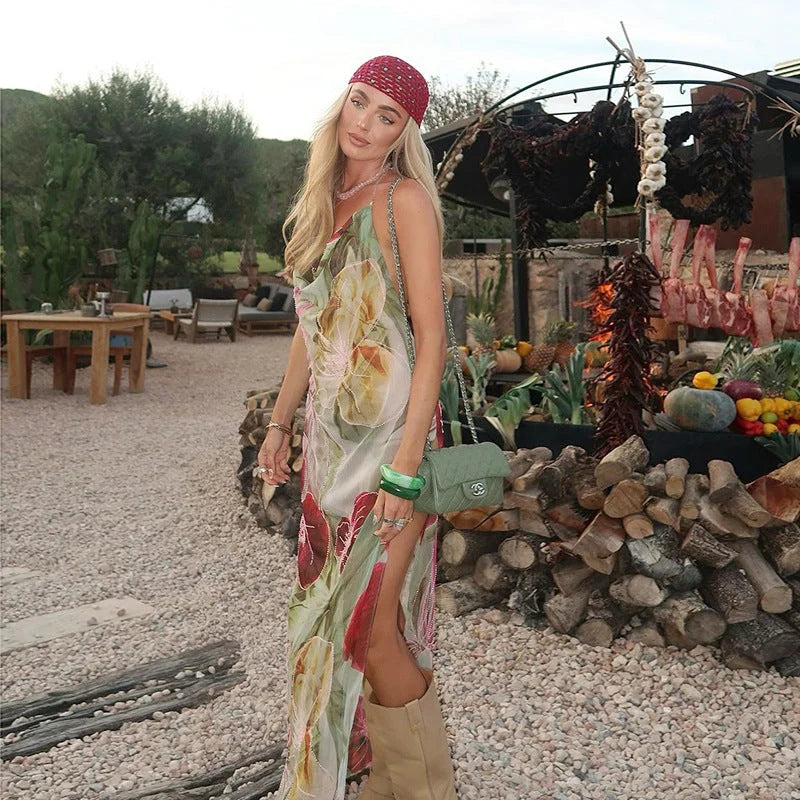 Sleeveless dress in Olyvia fabric with floral pattern - perfect for summer outings or casual days.