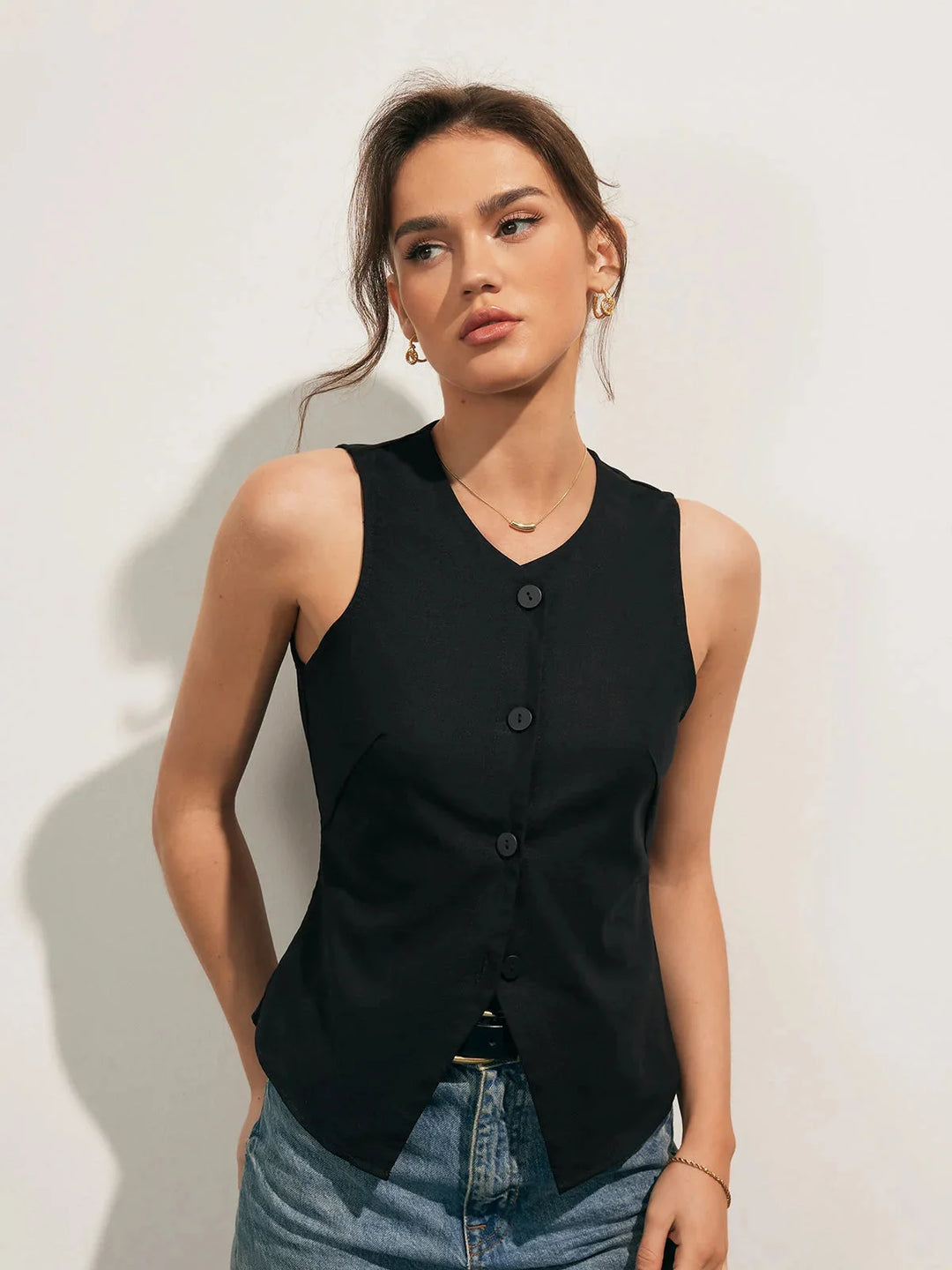 Sleeveless collared shirt in sleek design with front buttons, made of soft and comfortable fabric by Noemi.