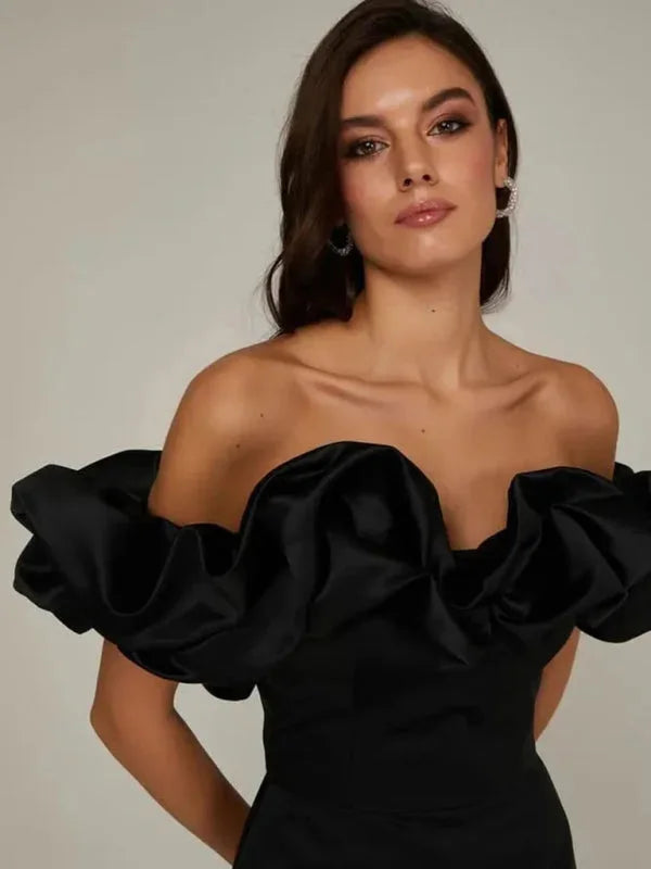 Off-shoulder dress with ruffles, made of high-quality fabric, the Lowen dress features a fitted silhouette.