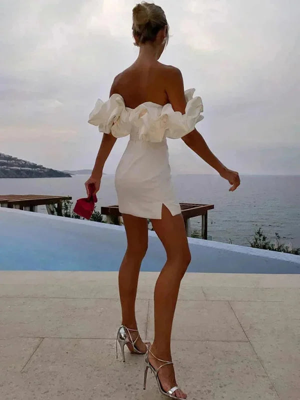 Off-shoulder dress with ruffles in a fitted design by Lowen. Made from soft, flowing fabric. Feminine and stylish for any…