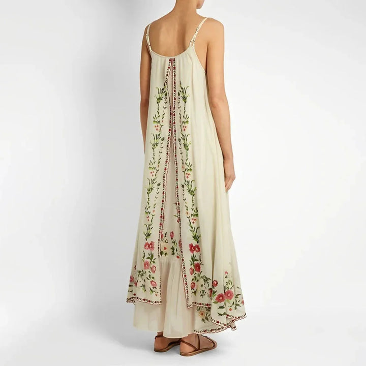 "Rey spaghetti strap maxi dress with floral print, made from lightweight fabric. Perfect for a stylish and effortless…