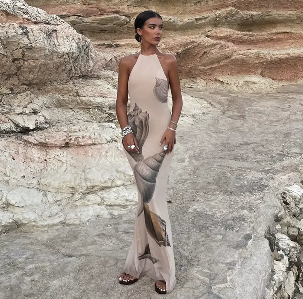 Beige maxi dress with shell print, featuring an elegant and sophisticated design, perfect for a casual chic look.