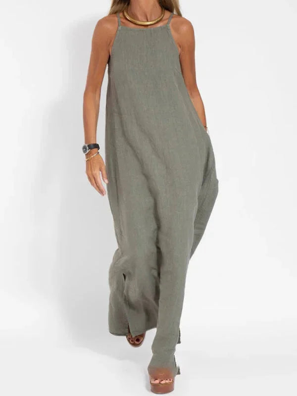 "Sleeveless maxi dress in flowy silhouette, perfect for summer in lightweight fabric with a flattering design"