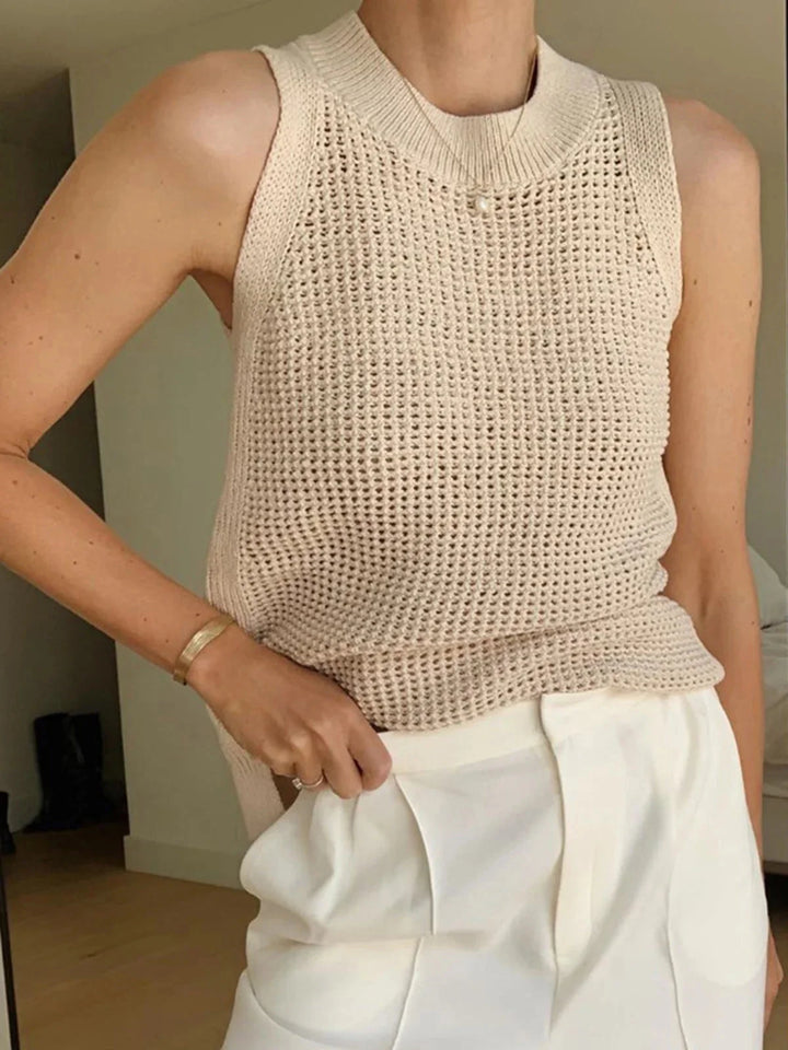 Sleeveless knit top in breathable fabric, perfect for layering or wearing alone. Classic design for everyday comfort and…