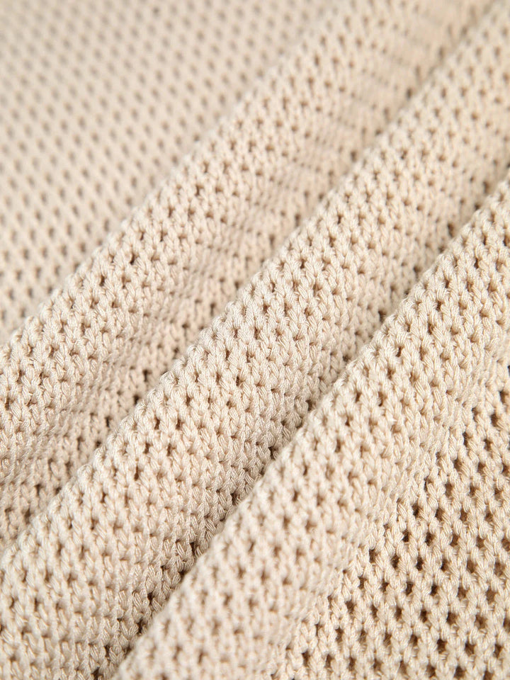 "Sleeveless knit top in breathable fabric, perfect for warm weather. Classic design with a relaxed fit, ideal for layering."