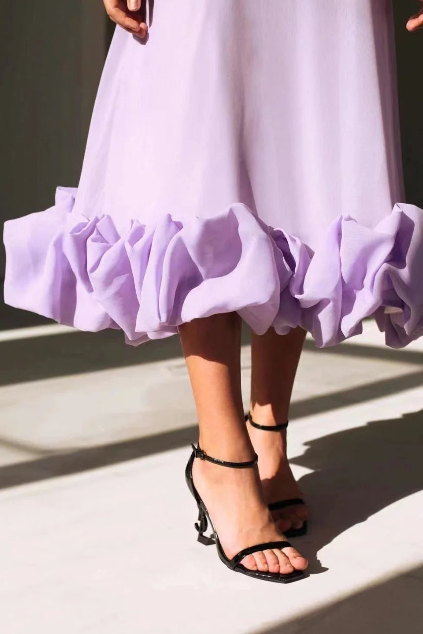 Sleeveless dress in soft cotton with a charming ruffled hemline, perfect for a casual yet stylish look.