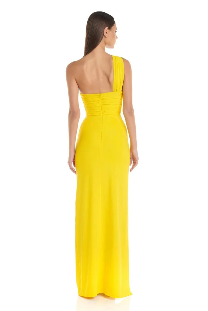 Yellow one-shoulder dress with a side cut-out in a soft and flowy fabric, perfect for a summery and chic look.