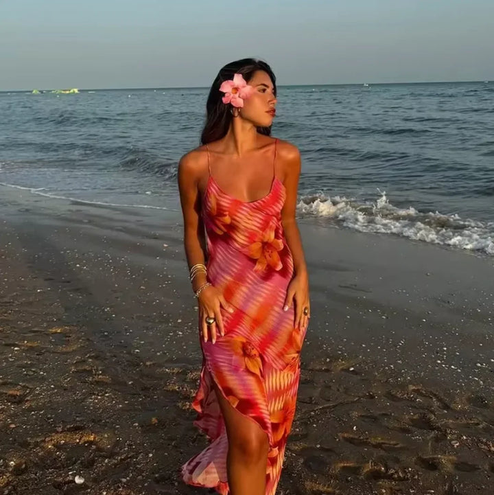 Floral print maxi dress with a beach-ready design, perfect for summer days, made with a lightweight and flowy fabric.